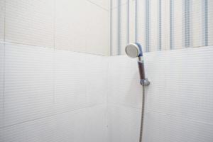 Ένα μπάνιο στο RedDoorz near Affandi Gejayan 2 +37 φωτογραφίες