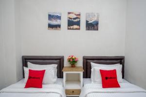 Ένα ή περισσότερα κρεβάτια σε δωμάτιο στο RedDoorz near Affandi Gejayan 2