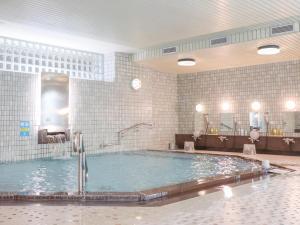 湯沢町にある湯沢ニューオータニの大きなプールが備わる客室です。