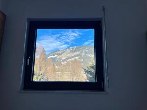 una finestra in una camera con vista su una montagna di Mountain Chalet a Fieberbrunn