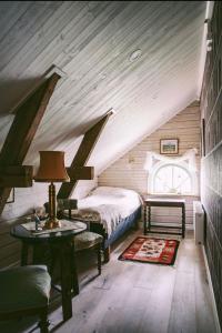 Säng eller sängar i ett rum på Åkerbo gård charmigt renoverad flygel