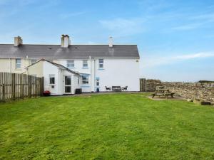 a house with a lawn in front of it at 3 Bed in Newquay TREOC in Mawgan Porth