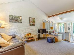 uma sala de estar com um sofá e uma cozinha em 1 Bed in Bigbury-on-Sea 05069 em Woodleigh