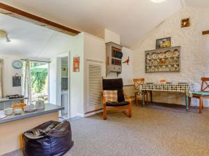 uma sala de estar com uma mesa e uma cadeira em 1 Bed in Bigbury-on-Sea 05069 em Woodleigh