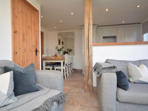 sala de estar con 2 sofás y cocina en 3 Bed in Widemouth Bay WOOTT, en Poundstock