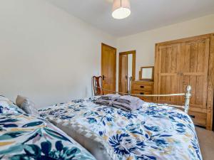 sypialnia z łóżkiem z niebiesko-białym kocem w obiekcie 1 Bed in Helston BODER w mieście Wendron