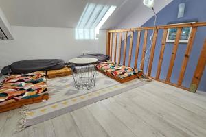 - une chambre avec un lit et une rampe d'escalier dans l'établissement La Grande Ourse - Wifi - Terrasse - Vulcania, à Saint-Ours