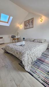 - une chambre avec un grand lit et un tapis dans l'établissement La Grande Ourse - Wifi - Terrasse - Vulcania, à Saint-Ours