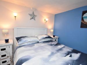En eller flere senge i et værelse på 1 Bed in Torquay 36488