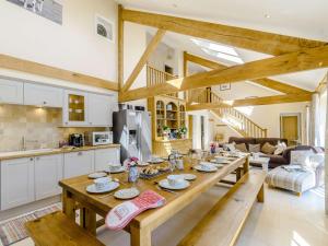 a kitchen and living room with a long wooden table at 5 Bed in Thirsk 40349 in Carthorpe