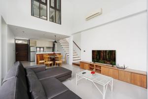 ein Wohnzimmer mit einem Sofa und einem Tisch in der Unterkunft Ana's House in Nathon Bay