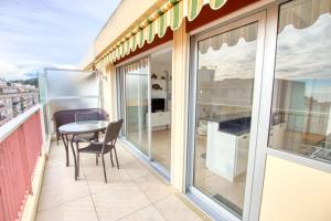 einen Balkon mit einem Tisch und Stühlen darauf in der Unterkunft Le Clair Golfe-Juan - T2 terrasse vue mer Parking privé WIFI - LIMESTAY in Vallauris