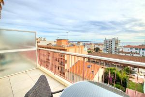 einen Balkon mit Stühlen und Stadtblick in der Unterkunft Le Clair Golfe-Juan - T2 terrasse vue mer Parking privé WIFI - LIMESTAY in Vallauris