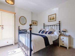 a bedroom with a bed and a mirror on the wall at 2 Bed in Bakewell PK894 in Bakewell