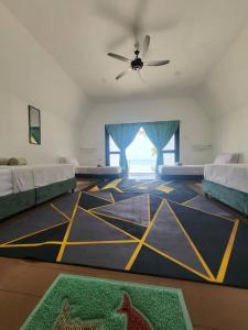 uma sala de estar com uma ventoinha de tecto e um tapete em DEWATI ROOMSTAY B&B em Lang Tengah