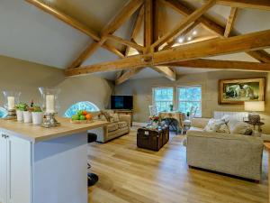 uma ampla sala de estar com tectos em madeira e uma sala de estar em 1 Bed in Kirkby Fleetham 88656 em Kirkby Fleetham