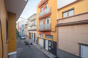 een uitzicht op een steeg vanuit een gebouw bij Nidillos Beach Studio in Las Palmas de Gran Canaria