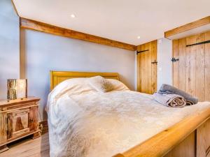 a bedroom with a large bed with a wooden headboard at 2 Bed in Rothbury 88270 in Rothbury