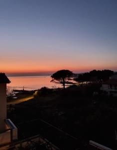 una vista sull'oceano al tramonto da una casa di Apartments Jungic, Rab a Rab