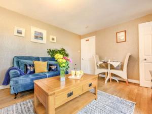 sala de estar con sofá azul y mesa en 1 Bed in Bassenthwaite 88490, en Bassenthwaite Lake