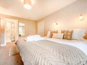 1 dormitorio grande con 1 cama grande en una habitación en 1 Bed in Bassenthwaite 88490, en Bassenthwaite Lake