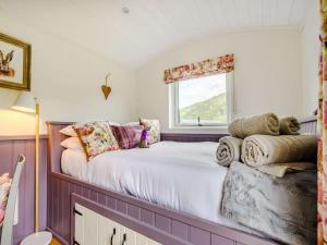 1 Bed in Patterdale 89510 في Deepdale: سرير كبير في غرفة مع نافذة