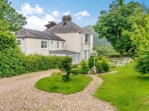 una casa con un jardín delante de ella en 1 Bed in Bassenthwaite 88490, en Bassenthwaite Lake