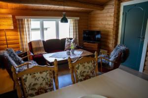 een woonkamer met een tafel en een bank bij Åndalsnes Hytteutleie in Veblungsnes
