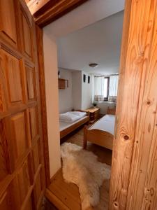 Habitación pequeña con cama y puerta en Apartman u Lukyho en Vysoké Tatry
