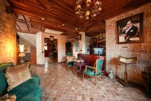 a living room with a couch and a table and chairs at Naz Su Cunda in Cunda