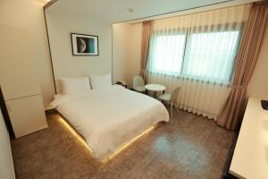 Ένα ή περισσότερα κρεβάτια σε δωμάτιο στο Hotel Myeongji