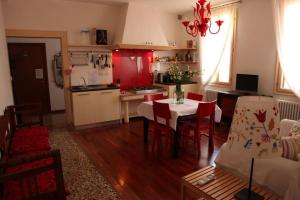 a kitchen and living room with a table and chairs at Ponte San Lorenzo apartment in Venice