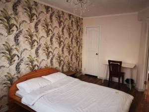 um quarto com uma cama e um mural de parede em Chic 2-Bedroom Apartment in 13th district em Ulan Bator