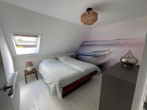 um quarto com uma cama e um barco em Cosy Vacation home with large fenced garden em Bruinisse