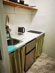 uma cozinha com um lavatório e uma bancada em Chic 2-Bedroom Apartment in 13th district em Ulan Bator
