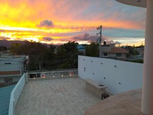 einen Sonnenuntergang auf dem Dach eines Hauses mit Balkon in der Unterkunft AMG in Tehuacán