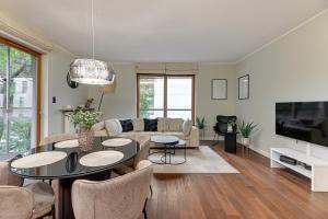 Televízia a/alebo spoločenská miestnosť v ubytovaní Nadmorski Park Comfort Apartments