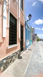 una calle vacía en una ciudad con edificios coloridos en Hostel Canto Zen en Salvador