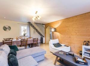 a living room with a couch and a table at L'Îlot Pomme Cottage in Campigny