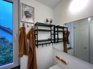 y baño con lavabo, aseo y espejo. en Gemütliche Altbauwohnung in RT-Betzingen en Reutlingen