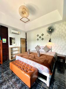 1 dormitorio con 1 cama grande en una habitación en Rocky resort en Ko Tao