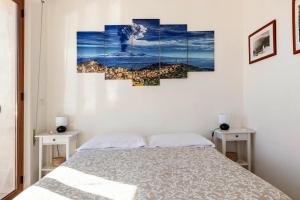 um quarto com uma cama e duas mesas de cabeceira em Tauromenion Guest House em Taormina