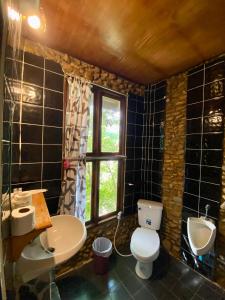 une salle de bain avec toilettes, lavabo et fenêtre dans l'établissement Rocky resort, à Koh Tao