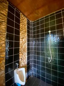 baño con orinal en una pared de azulejos en Rocky resort en Ko Tao