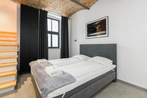 Postelja oz. postelje v sobi nastanitve Level -1 Loft Apartments City Center by Renters