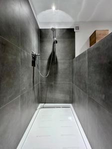 bagno con doccia e tubo a muro di Haus Korjässer a Löf