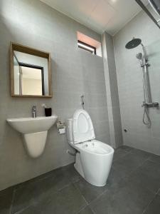 uma casa de banho com um WC e um lavatório em Pi house homestay em Xóm Ðé