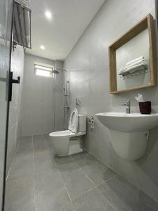 a bathroom with a sink and a toilet at Pi house homestay in Xóm Ðé