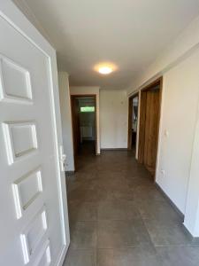 um corredor vazio com uma porta e um piso de azulejo em F4 Mouintain View Corner House with Terasse and Garden em Kőszeg