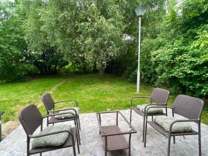 grupa krzeseł i stół na patio w obiekcie F4 Mouintain View Corner House with Terasse and Garden w mieście Kőszeg